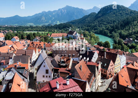 Füssen Stadt, Ostallgaü, Bayern, Deutschland - Dachterrasse-Blick vom Hohes Schloss in Richtung Lechflusses, Forggensee-See und die bayerischen Alpen Stockfoto