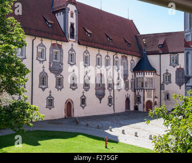 Hohes Schloss, hohen Palast äußeren Burghof mit Trompe l ' oeil Lackierung - Füssen Stadt, Ostallgaü, Bayern, Deutschland Stockfoto