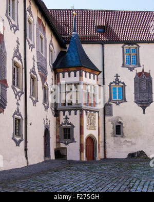 Hohes Schloss, hohen Palast äußeren Burghof mit Trompe l ' oeil Lackierung - Füssen Stadt, Ostallgaü, Bayern, Deutschland Stockfoto