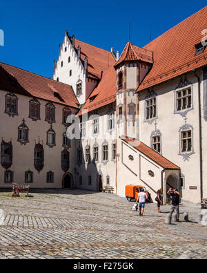 Hohes Schloss, hohen Palast äußeren Burghof mit Trompe l ' oeil Lackierung - Füssen Stadt, Ostallgaü, Bayern, Deutschland Stockfoto