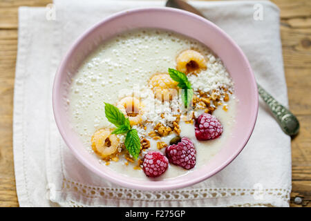 Breakfast Smoothie mit Himbeeren und Müsli Stockfoto