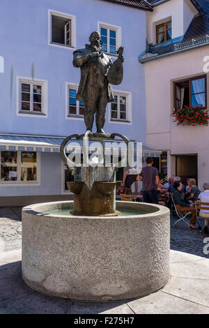 Füssen Stadt, Bronzestatue von Geiger, Fontäne und Hof in Ostallgaü, Bayern, Deutschland Stockfoto