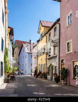 Füssen Stadt, gepflasterte Straße mit typisch bayerischen und Häuser, Ostallgaü, Bayern, Deutschland Stockfoto