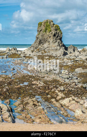 Ein Blick auf die Felsformationen Widemouth Bay, North Cornwall, UK Stockfoto