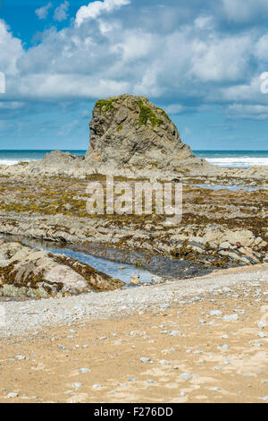 Ein Blick auf die Felsformationen Widemouth Bay, North Cornwall, UK Stockfoto