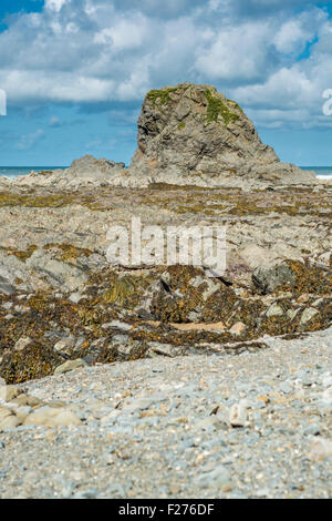 Ein Blick auf die Felsformationen Widemouth Bay, North Cornwall, UK Stockfoto