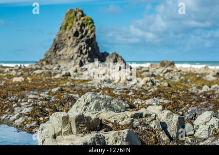 Ein Blick auf die Felsformationen Widemouth Bay, North Cornwall, UK Stockfoto