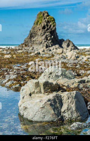 Ein Blick auf die Felsformationen Widemouth Bay, North Cornwall, UK Stockfoto