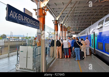 Aix-en-France TGV-Bahnhof & ausgeschifft Urlaub Passagiere mit Gepäck, die Plattform zu verlassen, wie TGV Hochgeschwindigkeitszug französischen Bahnhof fährt Stockfoto