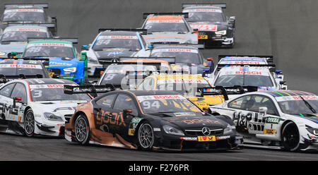 Oschersleben, Deutschland. 13. Sep, 2015. DTM-Spitzenreiter Pascal Wehrlein fährt seinen Mercedes in der DTM Deutsche Tourenwagenmeisterschaft in der Etropolis-Arena in Oschersleben, Deutschland, 13. September 2015. Foto: JENS WOLF/DPA/Alamy Live-Nachrichten Stockfoto