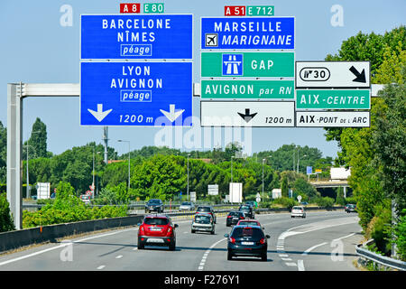 Die französische Mautstelle Autobahn Autobahn in der Provence Frankreich Schilderbrücken über A8, Verbindungswege und Kreuzungen licht Auto Verkehr Sommer Stockfoto