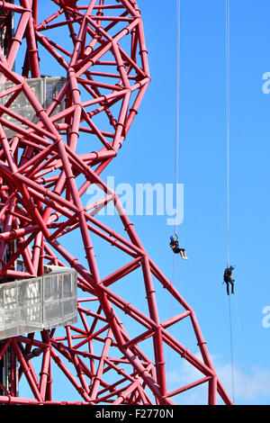 Abseilen Orbit Turm Jugendliche heraus hängen von der Oberseite der ArcelorMittal Turm Queen Elizabeth Olympic Park Newhan Stratford East London England Großbritannien Stockfoto