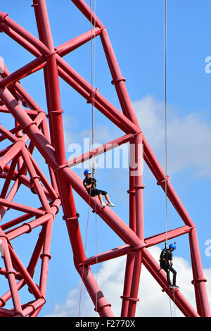 ArcelorMittal abseilen orbit Turm orbit vom hohen Aussichtsplattform im Queen Elizabeth Olympic Park Newhan Stratford East London England Großbritannien Stockfoto