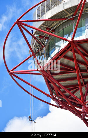 Abseilen Orbit ArcelorMittal Orbit Turm, von hohen Aussichtsplattform im Queen Elizabeth Olympic Park Newhan Stratford East London England Großbritannien Stockfoto