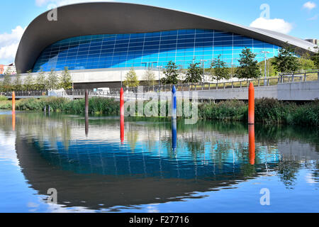 London Aquatics Center von Architektin Zaha Hadi & Wasserwerk Fluss Stelen Skulpturen im Queen Elizabeth Olympic Park Stratford East London England Großbritannien Stockfoto