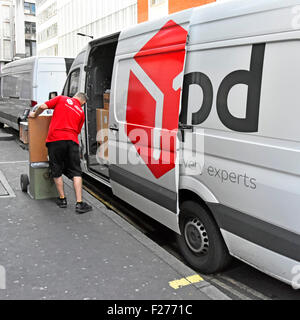 Fahrer eines Lieferwagens, der Pakete vom DPD Supply Chain Service auf den Wagen lädt und Pakete an ein Unternehmen in London, England, UK liefert Stockfoto