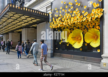 Kaufhaus Selfridges wichtige Förderung in den meisten seiner Oxford Street store Windows für Apple Watch Thema der Große bunte Blumen London England Stockfoto