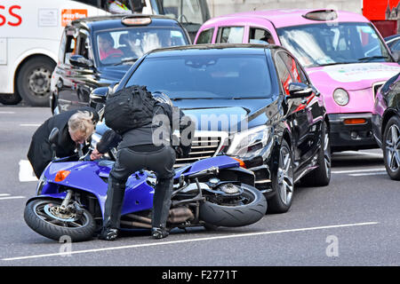 Helfer am Tatort Verkehrsunfall Unfall Auto- und Motorradkollision an der Abzweigung keine offensichtlichen Verletzungen einige Fahrzeugschäden London England Großbritannien Stockfoto