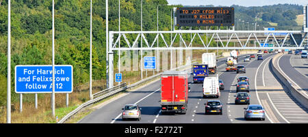 Autobahn M25 vier Lane Gantry montiert elektronische Informationen anmelden Herkömmliche blaue Schilder am Straßenrand neben dem Seitenstreifen Brentwood Essex England Großbritannien Stockfoto