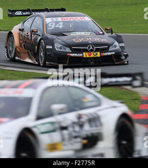 Oschersleben, Deutschland. 13. Sep, 2015. DTM-Spitzenreiter Pascal Wehrlein fährt seinen Mercedes in der DTM Deutsche Tourenwagenmeisterschaft in der Etropolis-Arena in Oschersleben, Deutschland, 13. September 2015. Foto: JENS WOLF/DPA/Alamy Live-Nachrichten Stockfoto