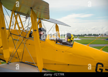 Cambridge fliegende Gruppen de Havilland DH82a Tiger Moth G-AHIZ 1944 vorbereiten ausziehen Stockfoto