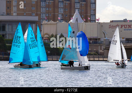 Enterprise Nationals Blue Sail E GBR 14-Fuß-Beiboot fuhr, kreuzte und rudete in Southport, Merseyside, Großbritannien. 13.. September 2015. Das Southport 24 Hour Race ist ein nationales Segel-Langstreckenrennen für zweihändige Segelboote, bei dem 63 Firefly, Lark, Enterprise und GP 14 Boote gegeneinander antreten. Das Rennen, das vom West Lancs Yacht Club veranstaltet wird, hat eine lange Geschichte und wird in der Regel im September ausgetragen. Das Rennen startet am Samstag um 12 Uhr. Die Teilnehmer fahren dann mit ihren Schlauchbooten um den See und enden heute Mittag. Während der Stunden der Dunkelheit müssen das Steuerrad und die Besatzung jedes Dingjes eine Vorsicht walten lassen Stockfoto