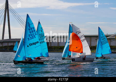 Enterprise Nationals Blue Sail E GBR 14-Fuß-Beiboot fuhr, kreuzte und rudete in Southport, Merseyside, Großbritannien. 13.. September 2015. Das Southport 24 Hour Race ist ein nationales Segel-Langstreckenrennen für zweihändige Segelboote, bei dem 63 Firefly, Lark, Enterprise und GP 14 Boote gegeneinander antreten. Das Rennen, das vom West Lancs Yacht Club veranstaltet wird, hat eine lange Geschichte und wird in der Regel im September ausgetragen. Das Rennen startet am Samstag um 12 Uhr. Die Teilnehmer fahren dann mit ihren Schlauchbooten um den See und enden heute Mittag. Während der Stunden der Dunkelheit müssen das Steuerrad und die Besatzung jedes Dingjes eine Vorsicht walten lassen Stockfoto