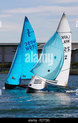 Enterprise Nationals Blue Sail E GBR 14-Fuß-Beiboot fuhr, kreuzte und rudete in Southport, Merseyside, Großbritannien. 13.. September 2015. Das Southport 24 Hour Race ist ein nationales Segel-Langstreckenrennen für zweihändige Segelboote, bei dem 63 Firefly, Lark, Enterprise und GP 14 Boote gegeneinander antreten. Das Rennen, das vom West Lancs Yacht Club veranstaltet wird, hat eine lange Geschichte und wird in der Regel im September ausgetragen. Das Rennen startet am Samstag um 12 Uhr. Die Teilnehmer fahren dann mit ihren Schlauchbooten um den See und enden heute Mittag. Während der Stunden der Dunkelheit müssen das Steuerrad und die Besatzung jedes Dingjes eine Vorsicht walten lassen Stockfoto