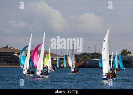 Southport, Merseyside, England. 13. September 2015. Southport-24-Stunden-Rennen ist ein nationalen Segel Endurance Rennen für two-handed Segeljollen mit 63 Glühwürmchen, Lerche, Enterprise und GP 14 Boote im Wettbewerb. Das Rennen, veranstaltet vom West Lancs Yacht Club, hat eine lange Geschichte und ist in der Regel im September statt. Das Rennen startet am Samstag um 12:00. Die Teilnehmer Rennen dann ihren Jollen rund um die Meeres-See Veredelung heute Mittag.  Während der Stunden der Dunkelheit müssen der Helm und die Mannschaft jeder Jolle eine vorsichtig für andere Boote (oft kenterte) aufzupassen.  Bildnachweis: Mar Photographics/Alamy Li Stockfoto