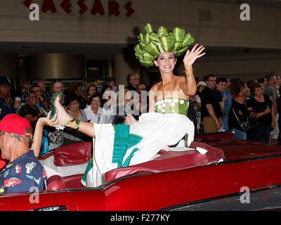 Atlantic City, NJ, USA. 12. Sep, 2015. Verpassen Sie Arizona, Madi Esteves in Anwesenheit für die Miss America zeigen uns Ihre Schuhe Parade 2015, dem Boardwalk, Atlantic City, NJ 12. September 2015. © MORA/Everett Collection/Alamy Live-Nachrichten Stockfoto