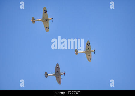 Flug von zwei Supermarine Spitfires und eine Hawker Hurricane 2015 RIAT in Fairford, Gloucestershire. Dies war Teil einer... Stockfoto