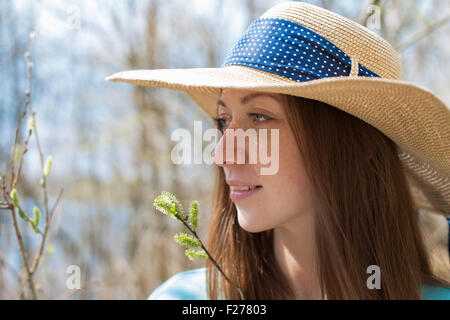 Sommersprossige glückliches Mädchen in Stroh Hut wegschauen im Frühling Stockfoto