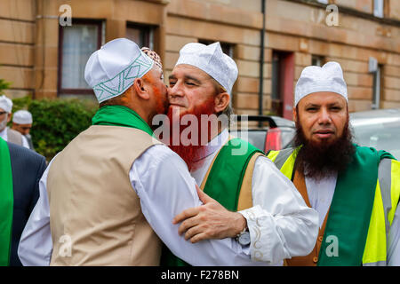 Glasgow, Vereinigtes Königreich. 13. September 2015. Anhänger des wahren Glaubens des Islam und der Prophet Mohammad veranstaltet ihre jährliche Parade durch die Straßen von Glasgow. Etwa 300 Gläubigen offen (alle männlich) einschließlich Besucher aus ganz Großbritannien einschließlich London, Leeds, Manchester und Bolton, sowie einige europäische Besucher die Parade zum Abschluss einer Mahlzeit gehalten, in einer lokalen Moschee. Bildnachweis: Findlay/Alamy Live-Nachrichten Stockfoto