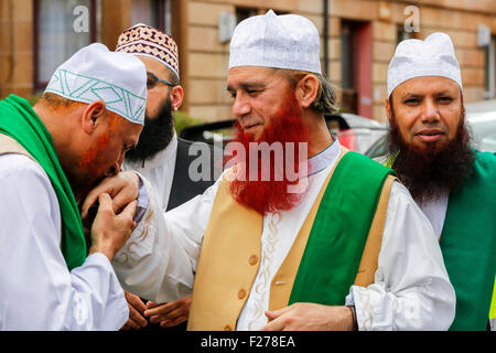 Glasgow, Vereinigtes Königreich. 13. September 2015. Anhänger des wahren Glaubens des Islam und der Prophet Mohammad veranstaltet ihre jährliche Parade durch die Straßen von Glasgow. Etwa 300 Gläubigen offen (alle männlich) einschließlich Besucher aus ganz Großbritannien einschließlich London, Leeds, Manchester und Bolton, sowie einige europäische Besucher die Parade zum Abschluss einer Mahlzeit gehalten, in einer lokalen Moschee. Bildnachweis: Findlay/Alamy Live-Nachrichten Stockfoto