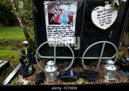 Swansea, Großbritannien. 12. Sep, 2015. Nachrichten von Familie und Freunden der Bergleute, die in der Drift gestorben mir dieses Denkmal mit Blick auf links. Bildnachweis: roger tiley/Alamy Live-Nachrichten Stockfoto