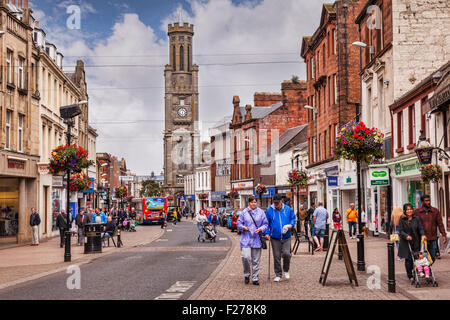 Einen anstrengenden shopping-Tag in High Street, Ayr, South Ayrshire, Schottland. Der Uhrturm ist der Wallace-Turm. Stockfoto