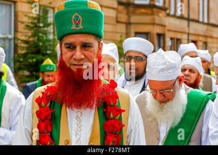 Glasgow, Vereinigtes Königreich. 13. September 2015. Anhänger des wahren Glaubens des Islam und der Prophet Mohammad veranstaltet ihre jährliche Parade durch die Straßen von Glasgow. Etwa 300 Gläubigen offen (alle männlich) einschließlich Besucher aus ganz Großbritannien einschließlich London, Leeds, Manchester und Bolton, sowie einige europäische Besucher die Parade zum Abschluss einer Mahlzeit gehalten, in einer lokalen Moschee. Bildnachweis: Findlay/Alamy Live-Nachrichten Stockfoto