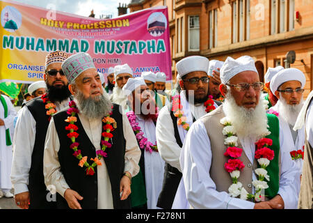 Glasgow, Vereinigtes Königreich. 13. September 2015. Anhänger des wahren Glaubens des Islam und der Prophet Mohammad veranstaltet ihre jährliche Parade durch die Straßen von Glasgow. Etwa 300 Gläubigen offen (alle männlich) einschließlich Besucher aus ganz Großbritannien einschließlich London, Leeds, Manchester und Bolton, sowie einige europäische Besucher die Parade zum Abschluss einer Mahlzeit gehalten, in einer lokalen Moschee. Bildnachweis: Findlay/Alamy Live-Nachrichten Stockfoto