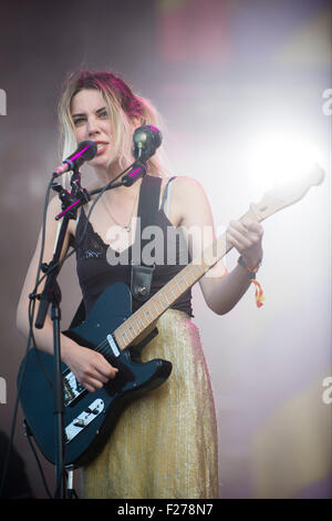 Berlin, Deutschland. 13. Sep, 2015. Ellie Rowsell (Wolf Alice) führt auf der Bühne beim Lollapalooza Festival auf dem ehemaligen Flughafen Tempelhof in Berlin, Deutschland, 13. September 2015. Foto: Gregor Fischer/Dpa/Alamy Live News Stockfoto