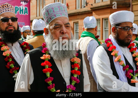 Glasgow, Vereinigtes Königreich. 13. September 2015. Anhänger des wahren Glaubens des Islam und der Prophet Mohammad veranstaltet ihre jährliche Parade durch die Straßen von Glasgow. Etwa 300 Gläubigen offen (alle männlich) einschließlich Besucher aus ganz Großbritannien einschließlich London, Leeds, Manchester und Bolton, sowie einige europäische Besucher die Parade zum Abschluss einer Mahlzeit gehalten, in einer lokalen Moschee. Bildnachweis: Findlay/Alamy Live-Nachrichten Stockfoto