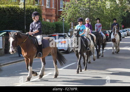 Wimbledon London, UK. 12. September 2015. Eine Gruppe von Reitern an einem warmen sonnigen Tag in Wimbledon London Credit: Amer Ghazzal/Alamy Live-Nachrichten Stockfoto