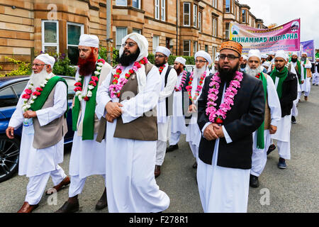 Glasgow, Vereinigtes Königreich. 13. September 2015. Anhänger des wahren Glaubens des Islam und der Prophet Mohammad veranstaltet ihre jährliche Parade durch die Straßen von Glasgow. Etwa 300 Gläubigen offen (alle männlich) einschließlich Besucher aus ganz Großbritannien einschließlich London, Leeds, Manchester und Bolton, sowie einige europäische Besucher die Parade zum Abschluss einer Mahlzeit gehalten, in einer lokalen Moschee. Bildnachweis: Findlay/Alamy Live-Nachrichten Stockfoto