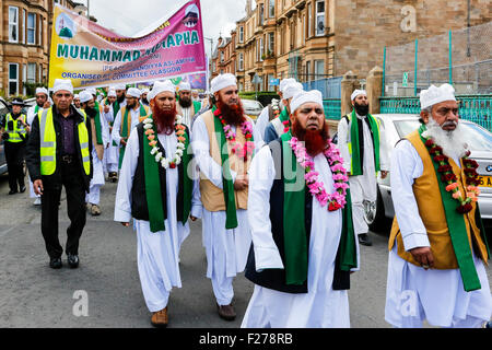 Glasgow, Vereinigtes Königreich. 13. September 2015. Anhänger des wahren Glaubens des Islam und der Prophet Mohammad veranstaltet ihre jährliche Parade durch die Straßen von Glasgow. Etwa 300 Gläubigen offen (alle männlich) einschließlich Besucher aus ganz Großbritannien einschließlich London, Leeds, Manchester und Bolton, sowie einige europäische Besucher die Parade zum Abschluss einer Mahlzeit gehalten, in einer lokalen Moschee. Bildnachweis: Findlay/Alamy Live-Nachrichten Stockfoto