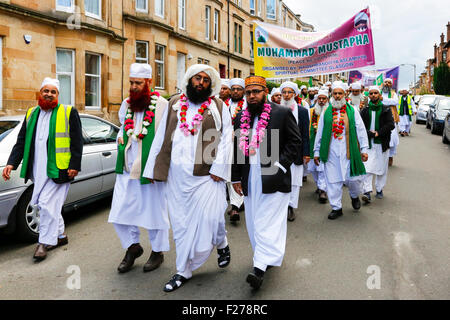 Glasgow, Vereinigtes Königreich. 13. September 2015. Anhänger des wahren Glaubens des Islam und der Prophet Mohammad veranstaltet ihre jährliche Parade durch die Straßen von Glasgow. Etwa 300 Gläubigen offen (alle männlich) einschließlich Besucher aus ganz Großbritannien einschließlich London, Leeds, Manchester und Bolton, sowie einige europäische Besucher die Parade zum Abschluss einer Mahlzeit gehalten, in einer lokalen Moschee. Bildnachweis: Findlay/Alamy Live-Nachrichten Stockfoto