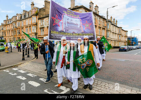 Glasgow, Vereinigtes Königreich. 13. September 2015. Anhänger des wahren Glaubens des Islam und der Prophet Mohammad veranstaltet ihre jährliche Parade durch die Straßen von Glasgow. Etwa 300 Gläubigen offen (alle männlich) einschließlich Besucher aus ganz Großbritannien einschließlich London, Leeds, Manchester und Bolton, sowie einige europäische Besucher die Parade zum Abschluss einer Mahlzeit gehalten, in einer lokalen Moschee. Stockfoto