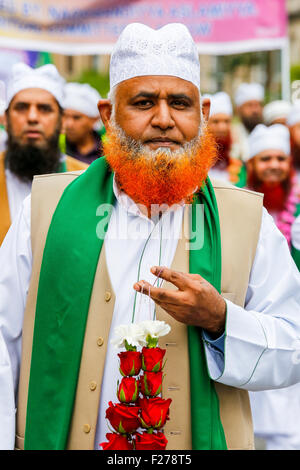 Glasgow, Vereinigtes Königreich. 13. September 2015. Anhänger des wahren Glaubens des Islam und der Prophet Mohammad veranstaltet ihre jährliche Parade durch die Straßen von Glasgow. Etwa 300 Gläubigen offen (alle männlich) einschließlich Besucher aus ganz Großbritannien einschließlich London, Leeds, Manchester und Bolton, sowie einige europäische Besucher die Parade zum Abschluss einer Mahlzeit gehalten, in einer lokalen Moschee. Bildnachweis: Findlay/Alamy Live-Nachrichten Stockfoto