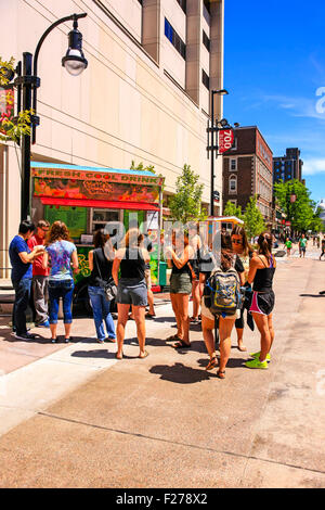 Gruppe junger Mädchen hängen in State Street um die frische kühle Getränke Stand in Madison Wisconsin Stockfoto