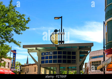 Bus Shelter Routennummern in Stadt Madison Wisconsin Stockfoto