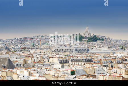 Skyline von Montmartre mit der Basilika Sacré Coeur. Blick vom Centre Pompidou in Paris, Frankreich. Stockfoto