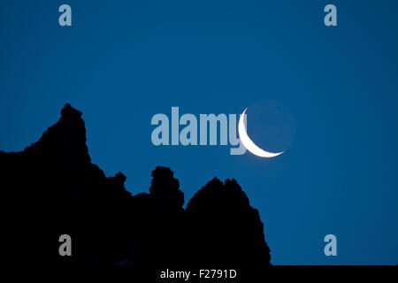 Zunehmender Mond über dem Berg Shop Vengetind in Vengedalen, Rauma Kommune, Møre Og Romsdal, Norwegen. Stockfoto